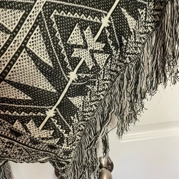 Sun & Shadow Bohemian Geometric Black and Cream Poncho Fringe Detail size M - Picture 8 of 11